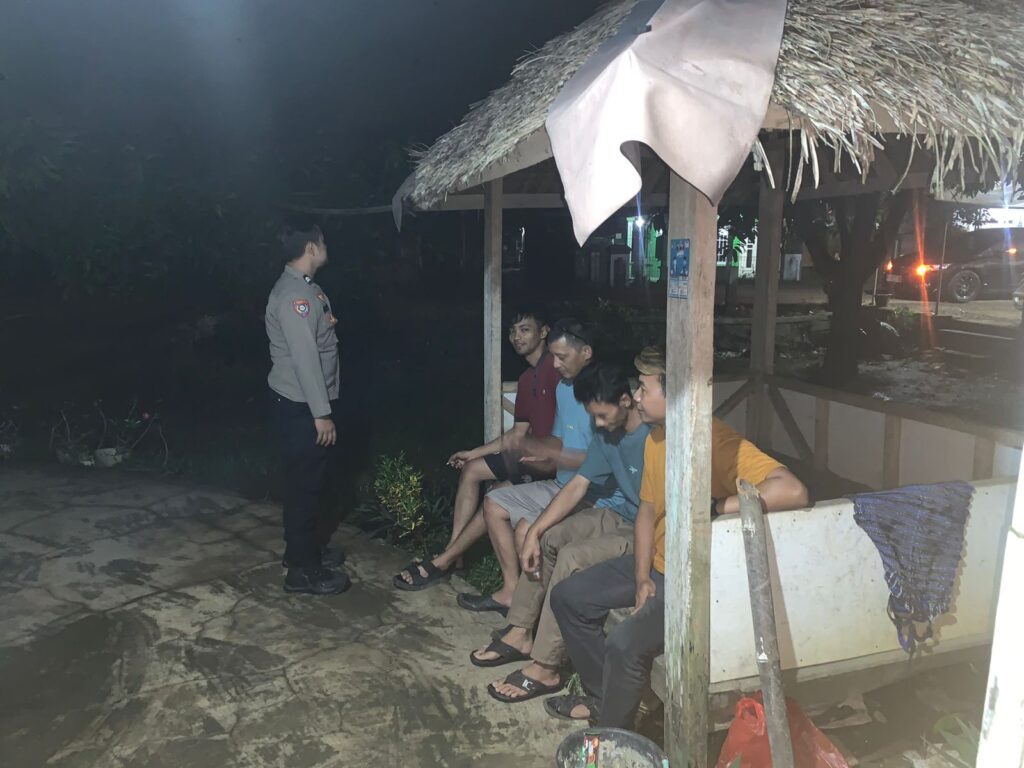 Polsek Panimbang Melaksanakan Patroli ke Pos Ronda di Desa Binaannya 4 WhatsApp Image 2024 05 25 at 23.07.24