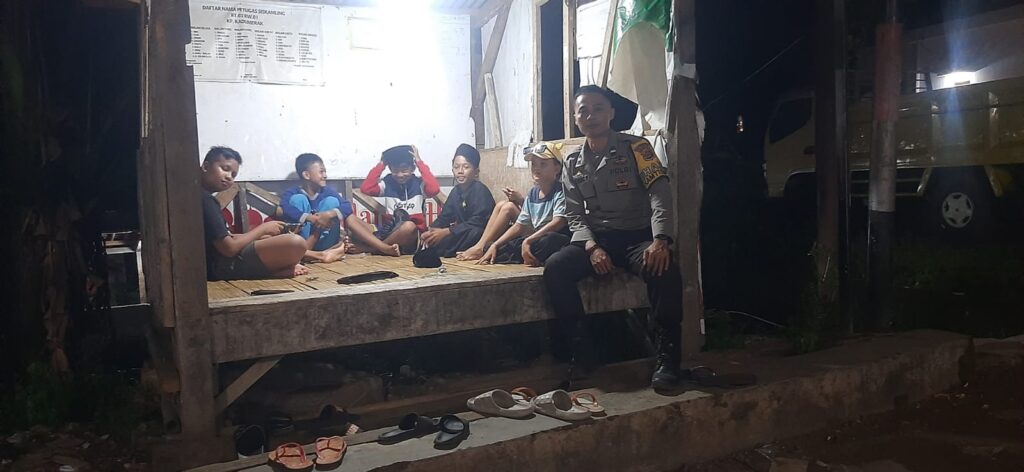 Kunjungan Bhabinkamtibmas Polsek Cadasari ke Pos Ronda, Berikan Arahan Penting kepada Anak-Anak 5 WhatsApp Image 2024 05 25 at 23.44.37