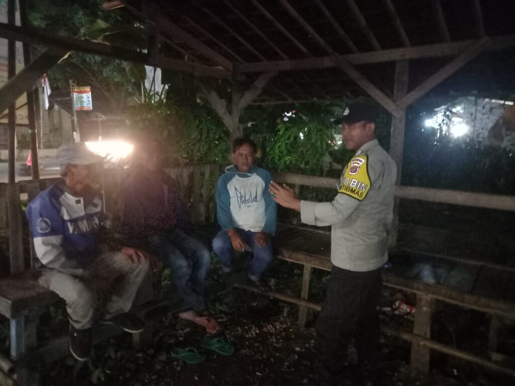 Antisipasi Kejahatan Jalanan: Polsek Carita Melaksanakan Patroli Malam 3 WhatsApp Image 2024 05 26 at 07.16.00