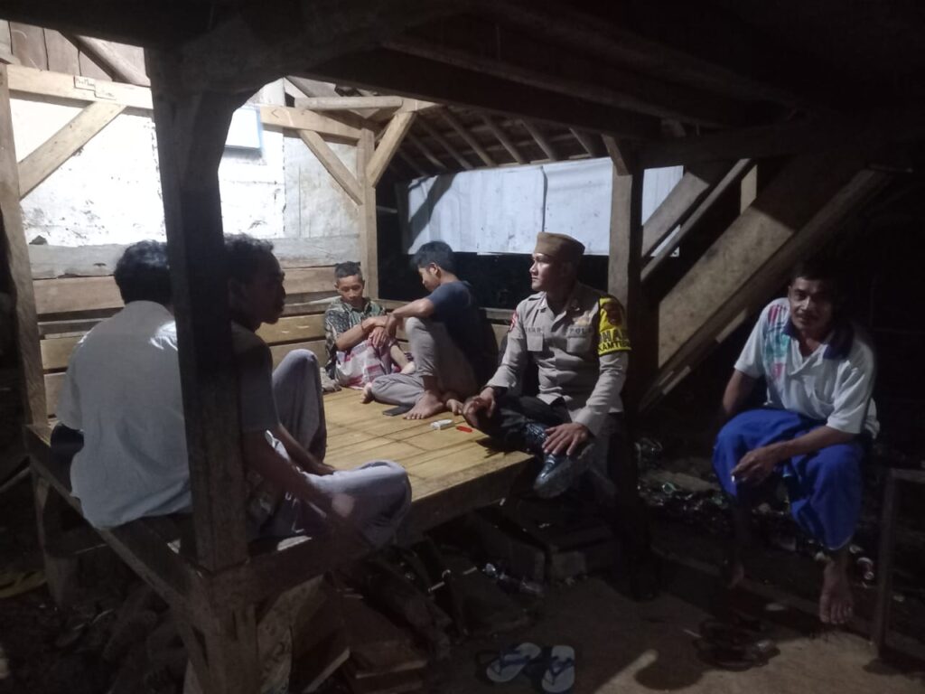 Anggota Polsek Carita Melaksanakan Patroli Malam ke Pos Ronda 4 WhatsApp Image 2024 05 26 at 07.20.26