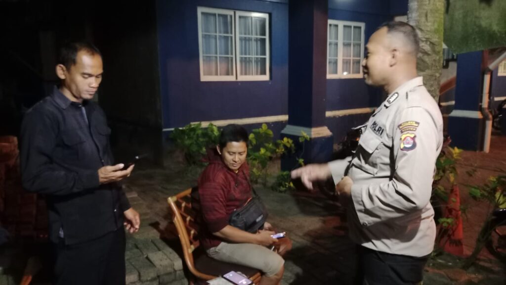 Bhabinkamtibmas Polsek Carita Himbau Masyarakat Carita untuk Tetap Waspada dalam Menjaga Kamtibmas 4 WhatsApp Image 2024 05 27 at 06.18.54