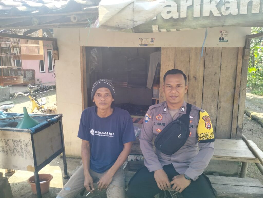 Bhabinkamtibmas Polsek Angsana Polres Pandeglang Sambangi Masyarakat Desa Sumurlaban dan Sisipkan Pesan Kamtibmas 3 WhatsApp Image 2024 05 28 at 19.56.51