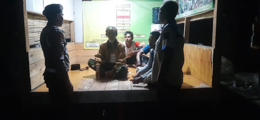 Rutin Patroli Malam, Personil Polsek Jiput Sambangi Warga di Pos Ronda 1 WhatsApp Image 2024 05 30 at 22.32.57