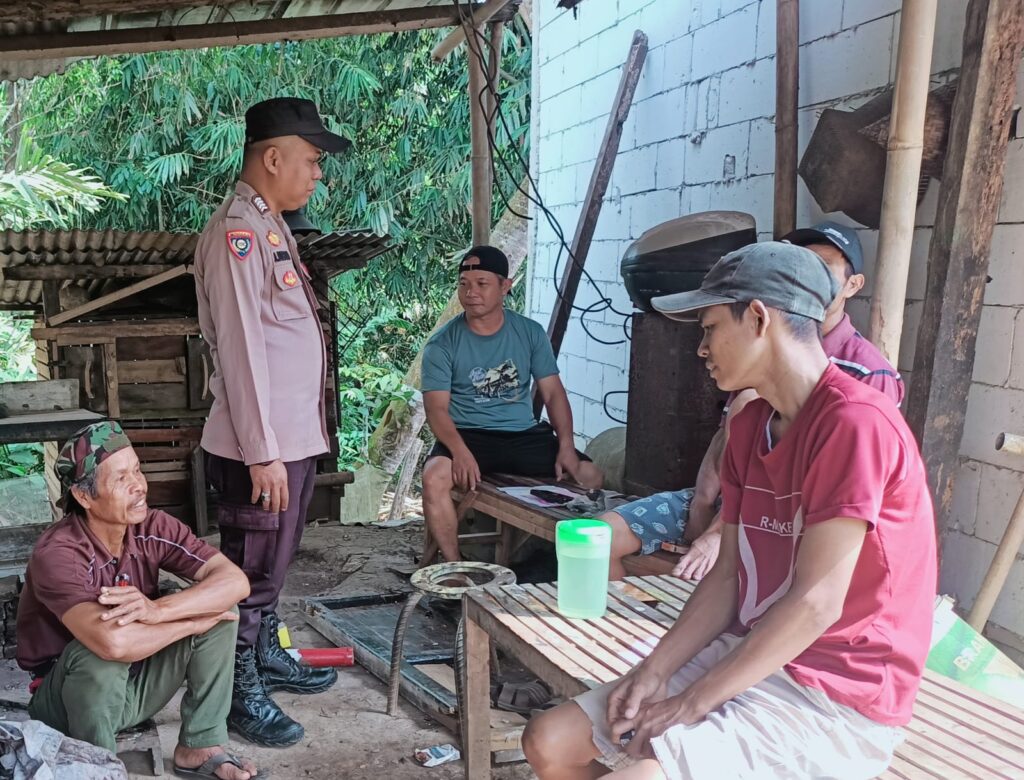 Bhabinkamtibmas Polsek Cimanggu Sambangi Warga Berikan Pesan Kamtibmas 2 WhatsApp Image 2024 05 30 at 22.43.03
