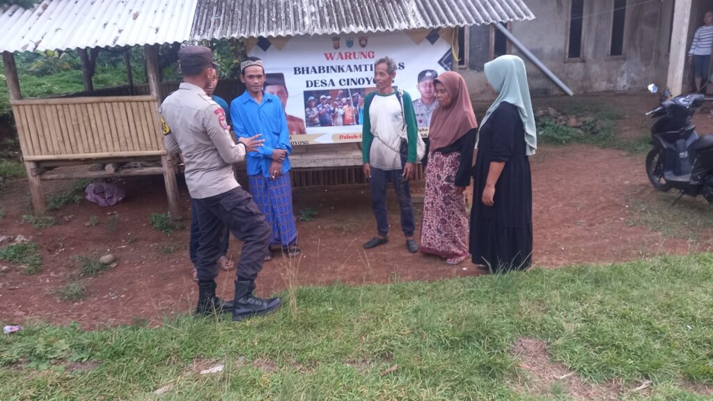 Program Warung Bhabinkamtibmas: Inisiatif Terbaru Polsek Carita dalam Meningkatkan Keterlibatan Masyarakat 4 WhatsApp Image 2024 05 30 at 22.57.04