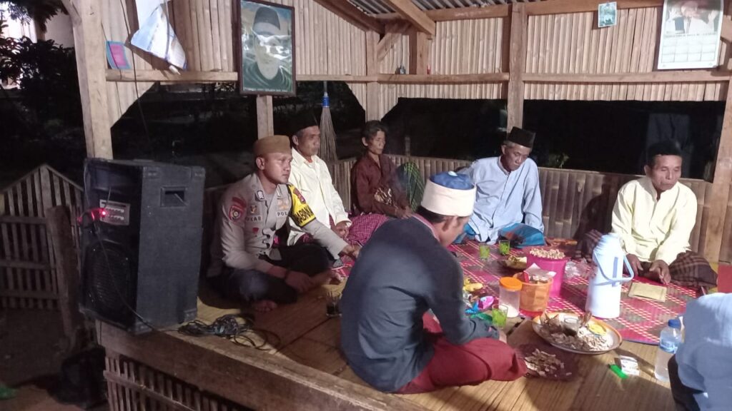 Kehadiran Bhabinkamtibmas Polsek Carita di Pengajian Mingguan: Membangun Kedekatan dengan Masyarakat 5 WhatsApp Image 2024 05 30 at 23.05.11