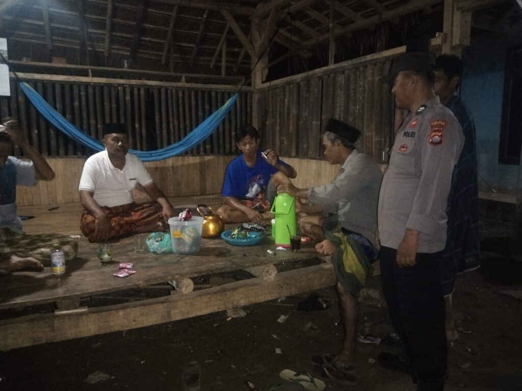 Bhabinkamtibmas Polsek Cimanggu sambang patroli Pantau Pos Ronda di wilayah Binaanya 6 WhatsApp Image 2024 05 30 at 23.07.46