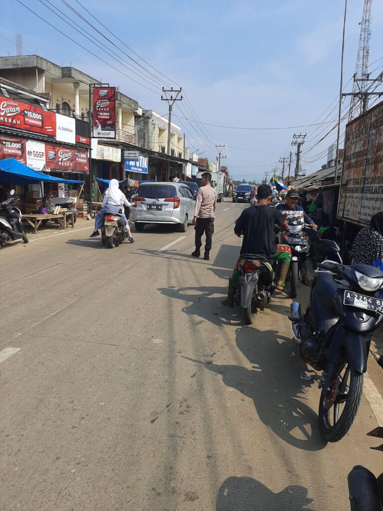 Polsek Bojong Polres Pandeglang Gelar Pengaturan Lalu Lintas di Pasar Bojong untuk Ciptakan Kamseltibcar Lantas 10 WhatsApp Image 2024 05 31 at 08.23.10