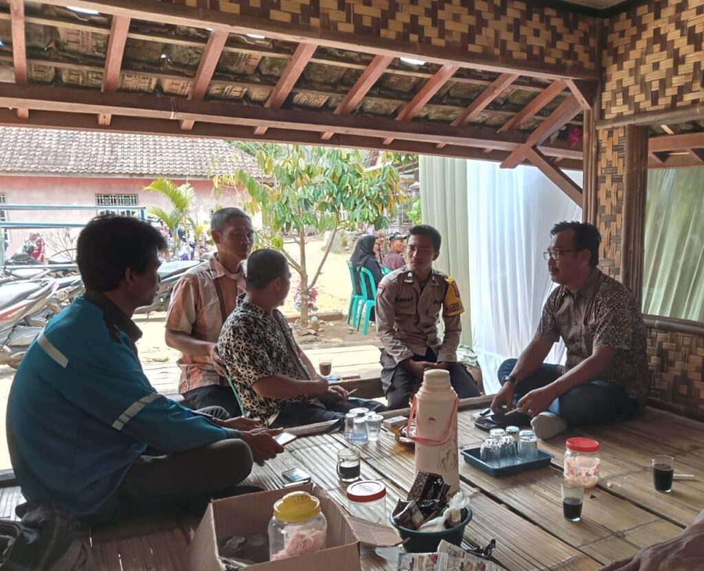 Polsek Cibaliung Gelar Patroli Dialogis untuk Ciptakan Situasi Kamtibmas yang Aman dan Kondusif 1 WhatsApp Image 2024 06 02 at 18.53.27