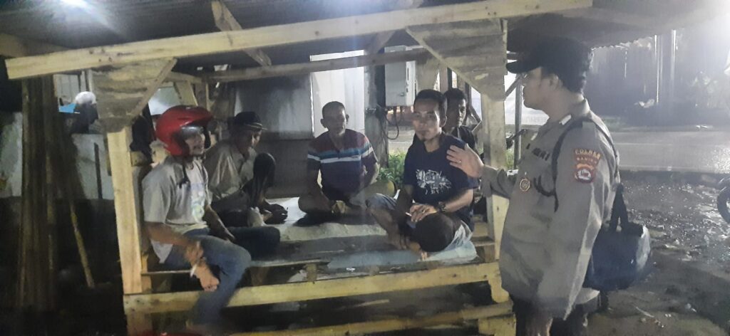 Sambang ke Poskamling, Kanit Binmas Polsek Picung Ajak Warga Picung Berperan Aktif Menjaga Kamtibmas 10 WhatsApp Image 2024 06 11 at 01.51.24