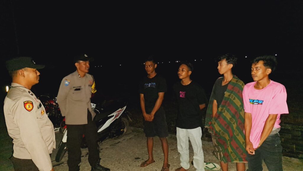 Patroli Dialogis dan Himbauan Kamtibmas oleh Polsek Sumur untuk Mewujudkan Situasi Aman dan Kondusif 7 WhatsApp Image 2024 06 12 at 19.17.12