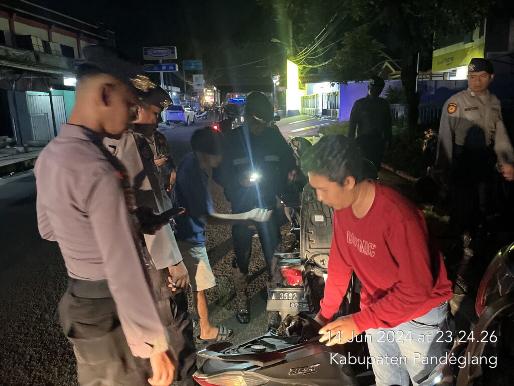 Cegah Aksi Balap Liar, Sat Samapta Polres Pandeglang Gelar Patroli Malam Hari dan Sweeping kepada Remaja yang Nongkrong 10 WhatsApp Image 2024 06 15 at 04.12.45