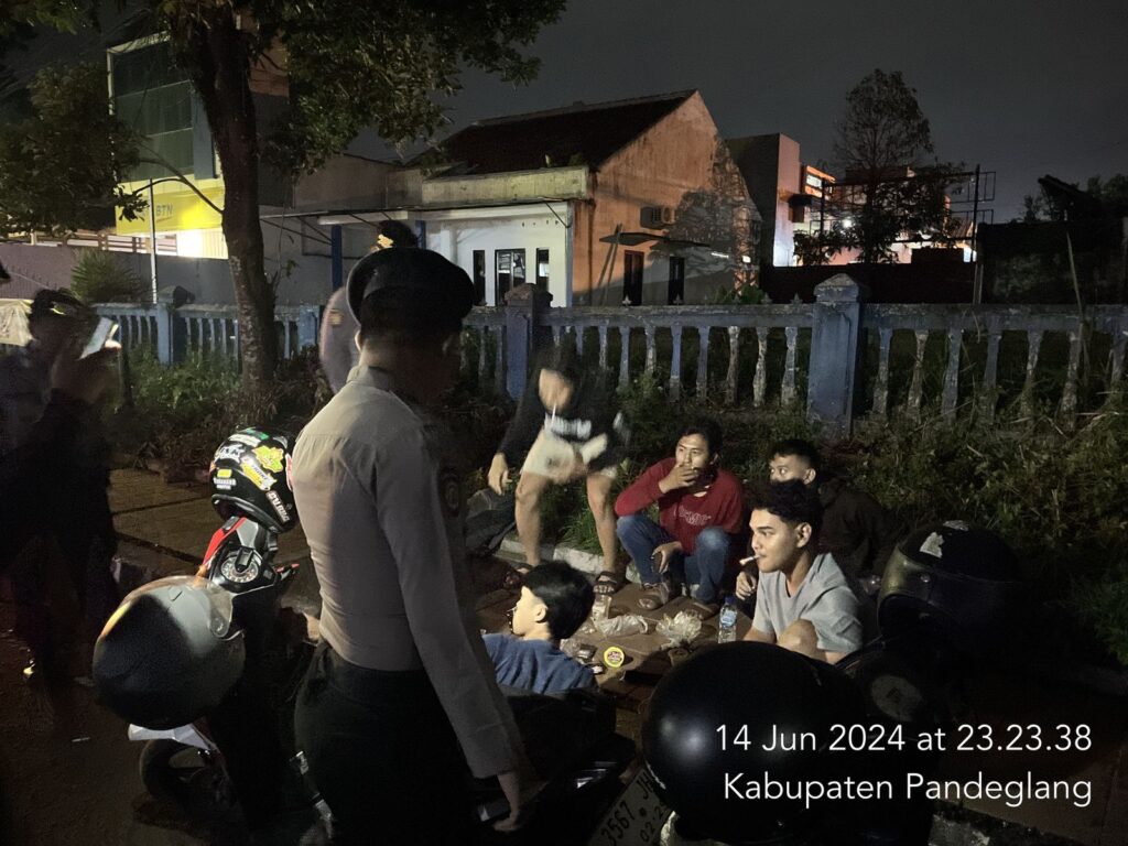 Sat Samapta Polres Pandeglang Himbau Sekumpulan Remaja yang Ditemui Saat Patroli Malam agar Tidak Mabuk-mabukan 9 WhatsApp Image 2024 06 15 at 04.12.52