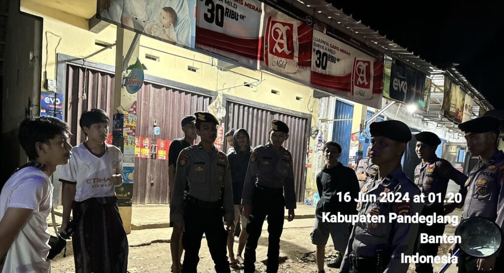 Sat Samapta Polres Pandeglang Sambangi Sekumpulan Pemuda Saat Patroli Malam 7 WhatsApp Image 2024 06 16 at 07.09.34