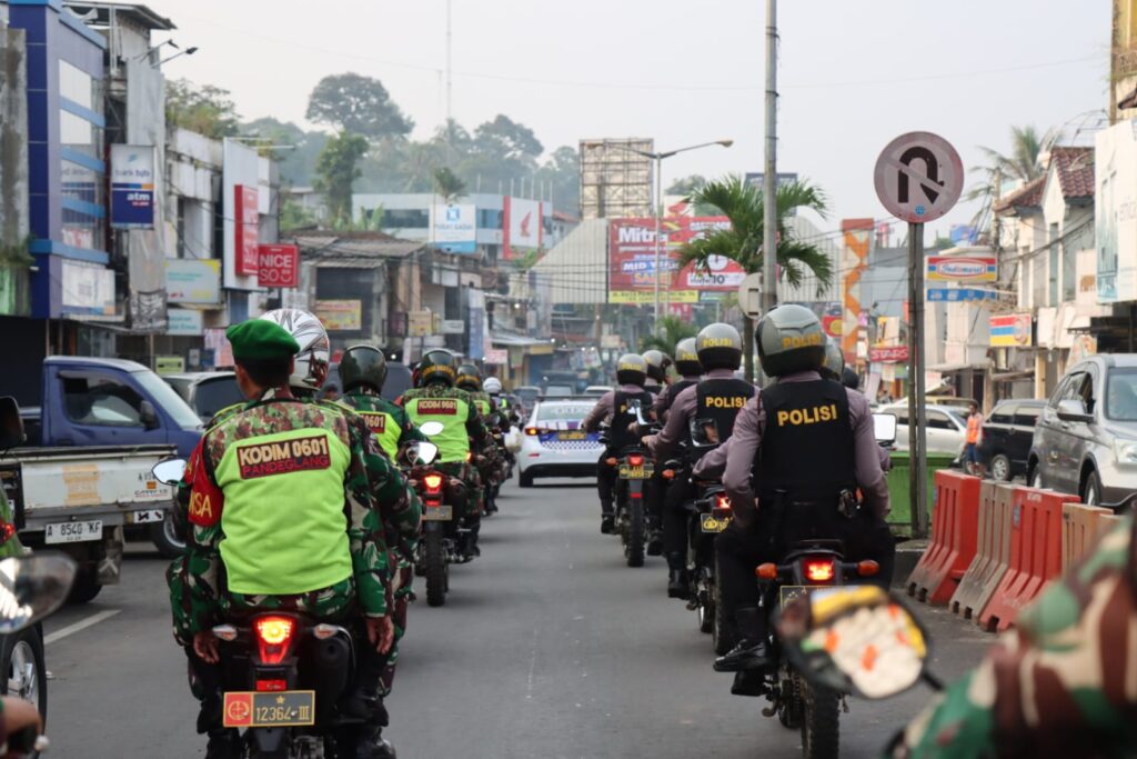 Polres Pandeglang Bersinergi dengan Kodim 0601 Pandeglang Gelar Patroli Show of Force Persiapan Pengamanan Malam Takbir Idul Adha 2024 5 WhatsApp Image 2024 06 16 at 16.58.25