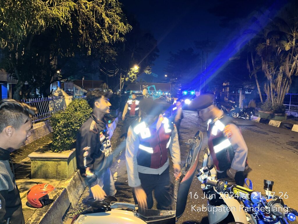 Kasat Samapta Polres Pandeglang Pimpin Langsung Patroli Malam Takbiran untuk Antisipasi Aksi Balap Liar 2 WhatsApp Image 2024 06 17 at 02.14.35