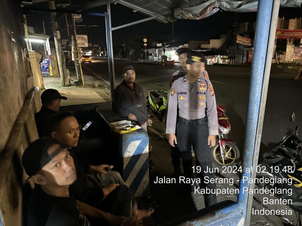 Sat Samapta Polres Pandeglang Sambangi Tukang Ojek di Pertigaan Cigadung untuk Berikan Himbauan Kamtibmas 10 WhatsApp Image 2024 06 19 at 05.59.39