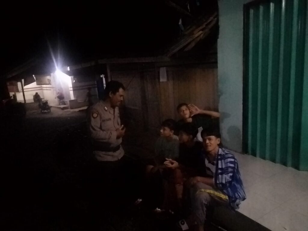 Bhabinkamtibmas Polsek Pulosari Melaksanakan Sambang di Desa Binaan Desa Karyawangi 10 WhatsApp Image 2024 06 27 at 01.21.38