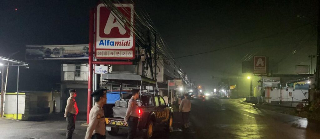 Sat Samapta Polres Pandeglang Gelar Patroli Malam Dialogis Antisipasi Balap Liar pada Malam Akhir Pekan 6 WhatsApp Image 2024 06 29 at 19.16.00