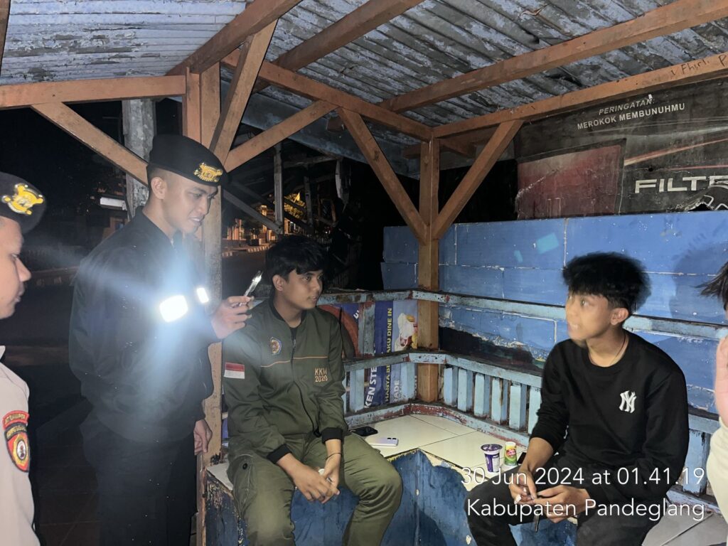 Antisipasi Kenakalan Remaja pada Malam Hari, Sat Samapta Polres Pandeglang Gelar Patroli Dialogis 4 WhatsApp Image 2024 06 30 at 05.12.34