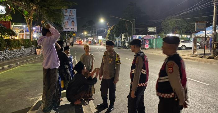 Sat Samapta Polres Pandeglang Berikan Himbauan Kepada Masyarakat yang Sedang Nongkrong di Pinggir Jalan pada Malam Hari agar Tidak Ada Tindakan Aksi Tawuran 8 PMC