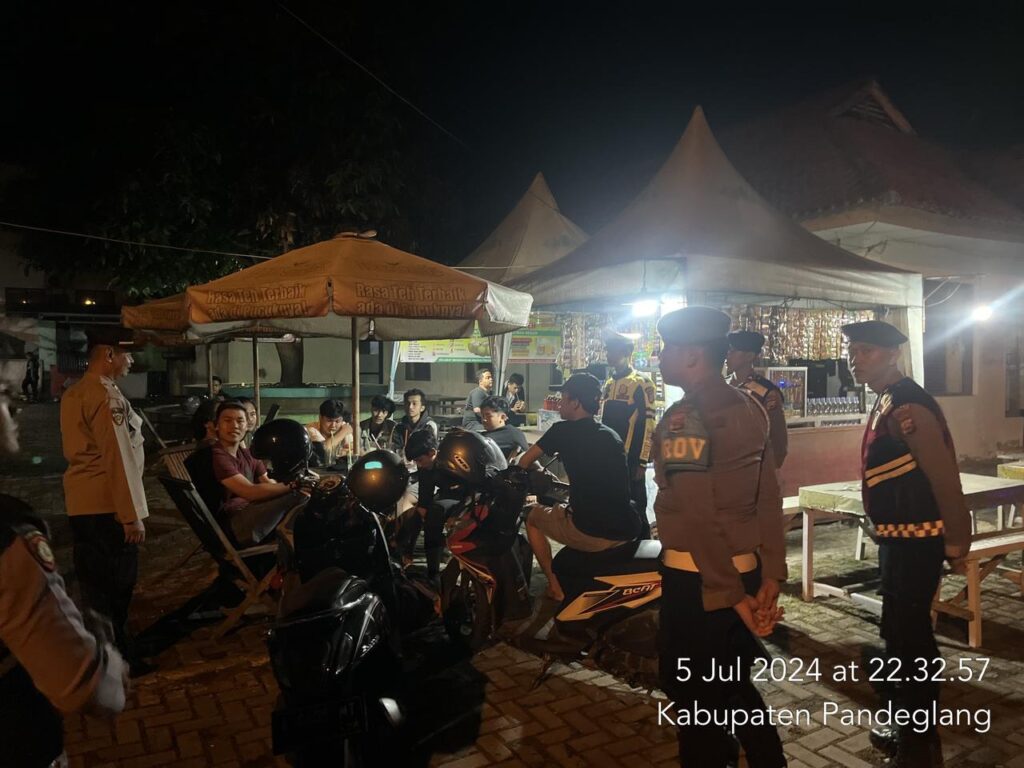 Sat Samapta Polres Pandeglang Ajak Remaja Jauhi Miras dan Narkoba saat Patroli Malam 10 WhatsApp Image 2024 07 06 at 06.19.46