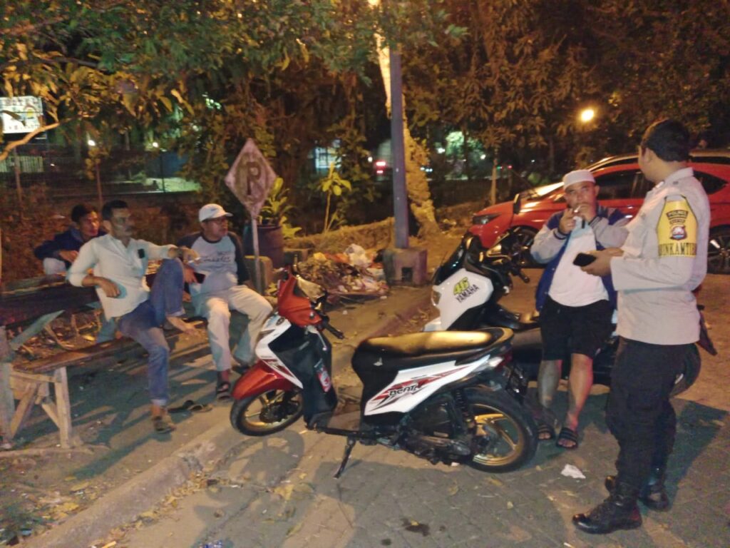 Personil Polsek Carita, Bripka Bambang, Patroli Malam ke Hotel dan Beri Himbauan kepada Masyarakat 1 WhatsApp Image 2024 07 09 at 06.17.35