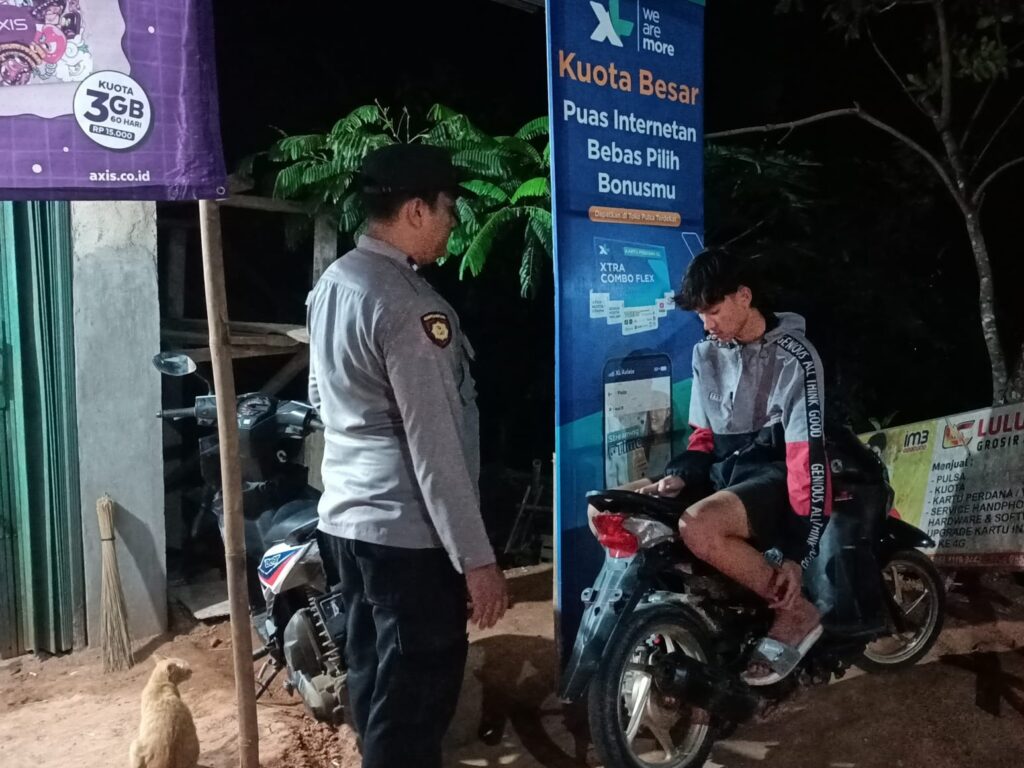Bhabinkamtibmas Polsek Bojong Polres Pandeglang Gelar Sambang Dialogis Malam Hari di Desa Binaan 2 WhatsApp Image 2024 07 09 at 08.43.57