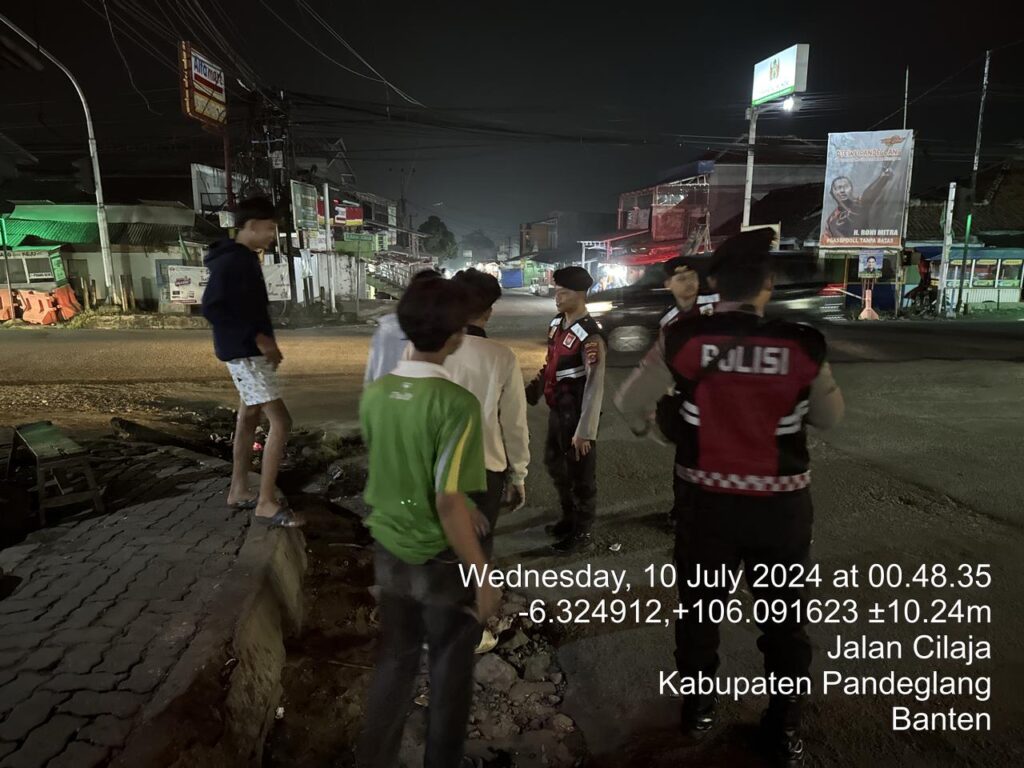 Sat Samapta Polres Pandeglang Berikan Edukasi kepada Sekumpulan Remaja di Perempatan Majasari 10 WhatsApp Image 2024 07 10 at 06.18.26