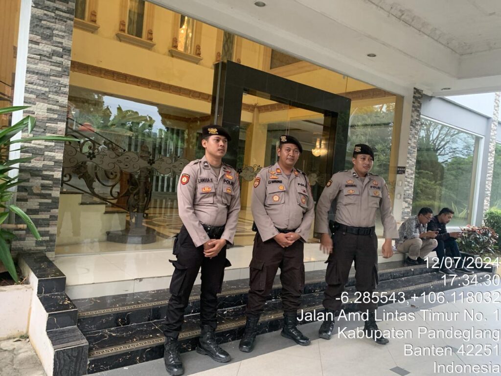 Sat Samapta Polres Pandeglang Gelar Pengamanan Rapat Pleno Terbuka Rekapitulasi Hasil Verifikasi Faktual Dokumen Syarat Dukungan Bakal Pasangan Calon Pemilihan Bupati dan Wakil Bupati Pandeglang 8 WhatsApp Image 2024 07 12 at 19.53.38