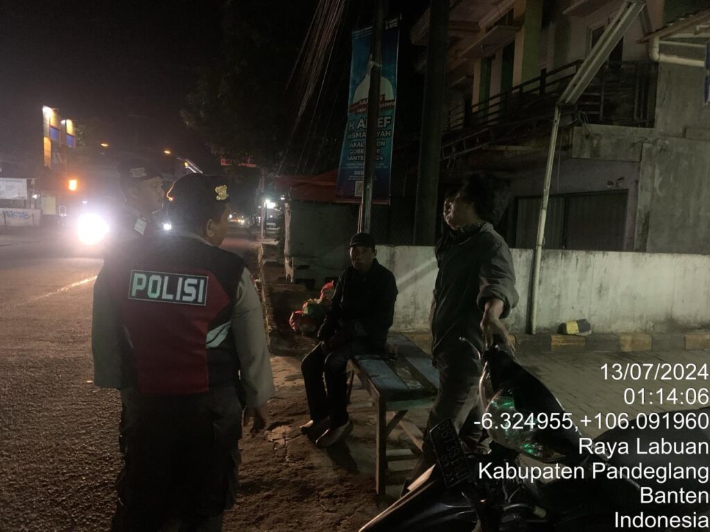 Sat Samapta Polres Pandeglang Sambangi Tukang Ojek dalam Patroli Malam di Pertigaan Majasari 6 WhatsApp Image 2024 07 13 at 06.32.14