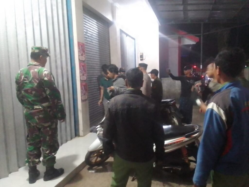 Polsek Menes bersama Koramil Menes Laksanakan Patroli Gabungan, Kecamatan Menes Aman 3 WhatsApp Image 2024 07 14 at 07.57.41
