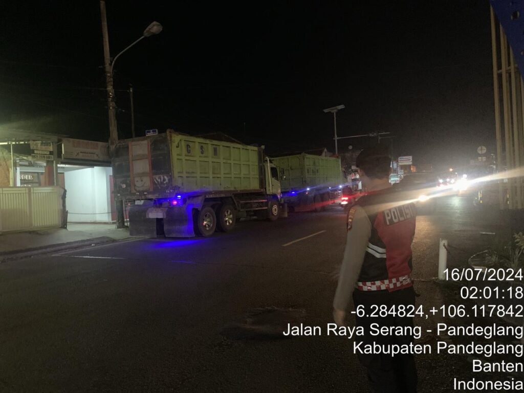 Sat Samapta Polres Pandeglang Tertibkan Truk Muatan yang Parkir di Bahu Jalan 1 WhatsApp Image 2024 07 16 at 05.18.07