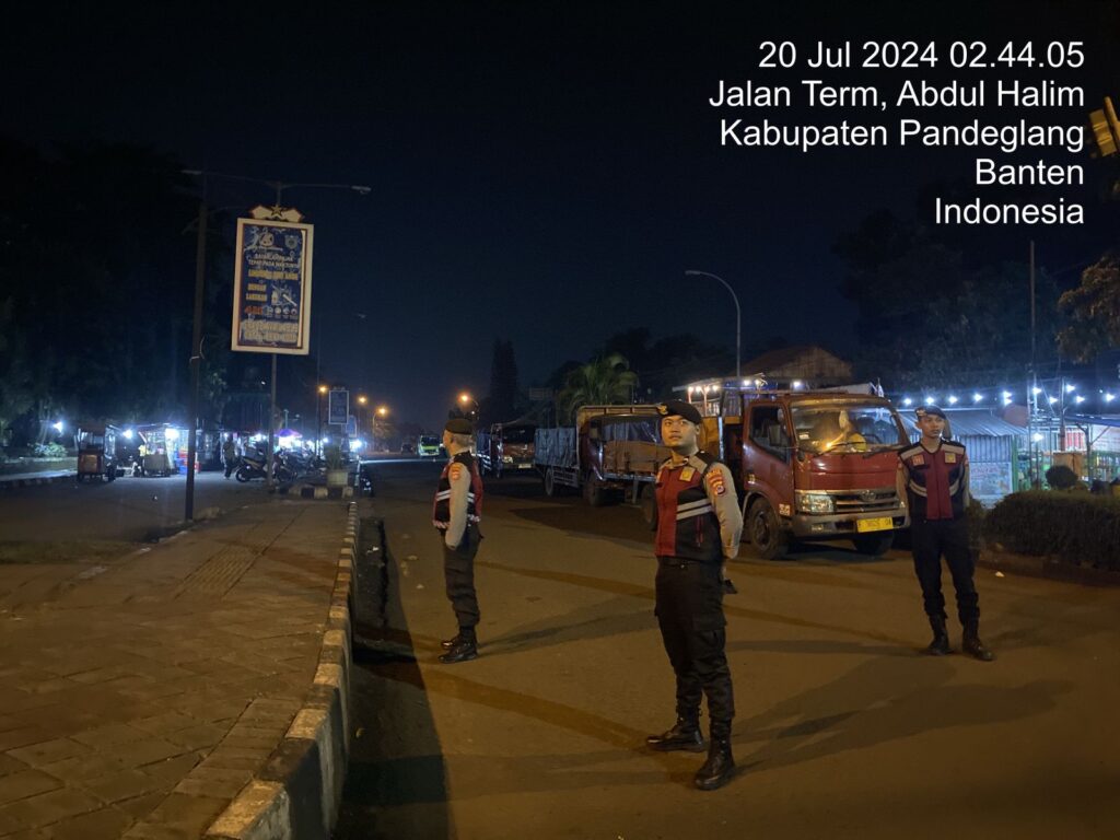 Sat Samapta Polres Pandeglang Gelar Patroli Dialogis Malam Hari di Alun-Alun Pandeglang untuk Antisipasi Pungli dan Premanisme 9 WhatsApp Image 2024 07 20 at 05.49.05