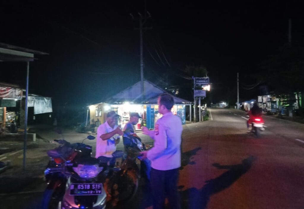 Cegah Tindak Kriminalitas 3C, Personil Polsek Bojong Polres Pandeglang Gelar Sambang Dialogis Malam Hari 7 WhatsApp Image 2024 07 20 at 10.13.36