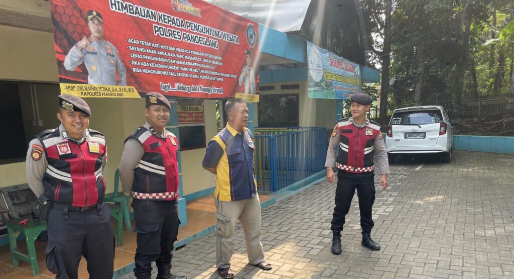 Sat Samapta Polres Pandeglang Gelar Patroli Dialogis di Obyek Wisata Pemandian Cipanas 6 WhatsApp Image 2024 07 20 at 17.21.37