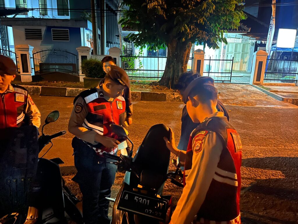 Sat Samapta Polres Pandeglang Gelar Patroli Malam, Cegah Penyakit Masyarakat dengan Cek Bawaan Jok Motor 4 WhatsApp Image 2024 07 21 at 02.47.36