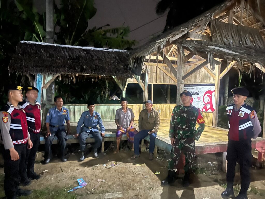 Sat Samapta Polres Pandeglang Lakukan Patroli Dialogis di Desa Bangkonol Antisipasi Tindak Kriminalitas 1 WhatsApp Image 2024 07 21 at 02.47.36 3