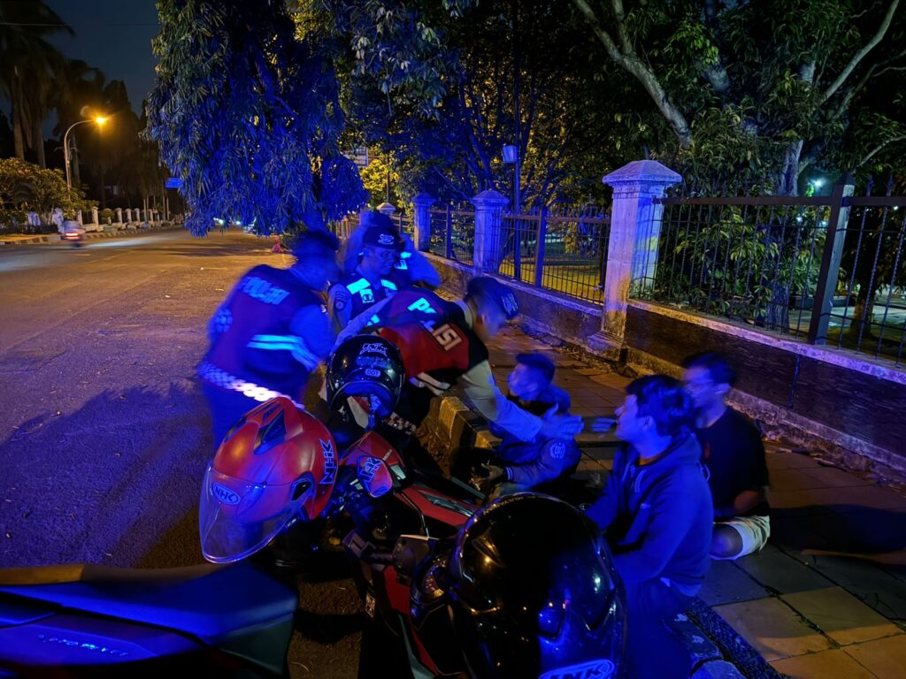 Sat Samapta Polres Pandeglang Gelar Patroli Malam Dialogis di Alun-Alun Pandeglang 10 WhatsApp Image 2024 07 22 at 05.49.43