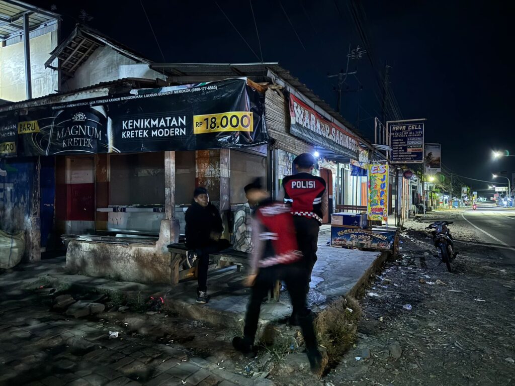 Sat Samapta Polres Pandeglang Gelar Patroli Malam Dialogis Antisipasi Tawuran Pelajar di Wilayah Citereup 1 WhatsApp Image 2024 07 25 at 03.21.26