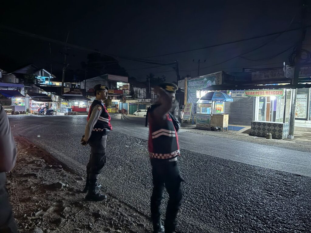 Personil Sat Samapta Ciptakan Kondusifitas Lalu Lintas dengan Menggelar Strong Point Malam Hari di Persimpangan Mengger 9 WhatsApp Image 2024 07 25 at 03.21.27 1