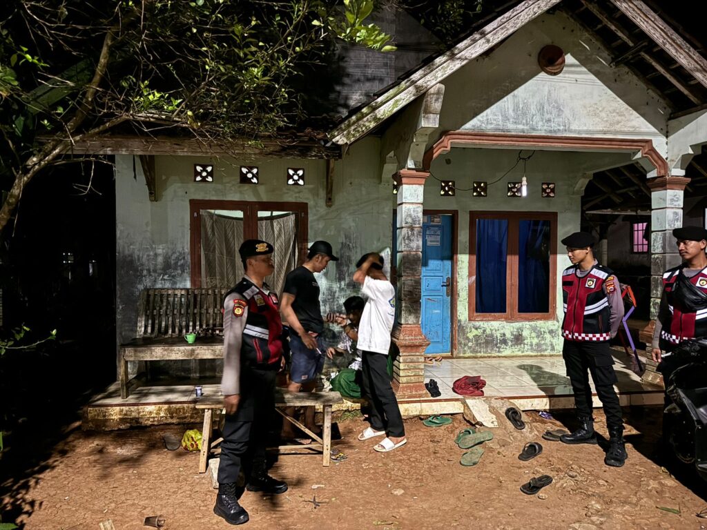 Sat Samapta Polres Pandeglang Sambangi Warga Desa untuk Sosialisasi Kenakalan Remaja dan Cegah Tawuran Pelajar 10 WhatsApp Image 2024 07 25 at 03.21.27