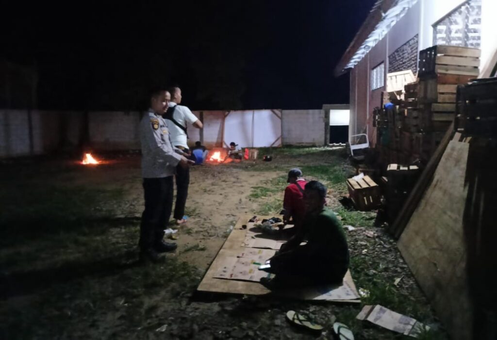 Polsek Bojong Polres Pandeglang Gelar Patroli Malam Antisipasi Tindak Pidana 3C di Desa Binaan 6 WhatsApp Image 2024 07 26 at 08.25.10