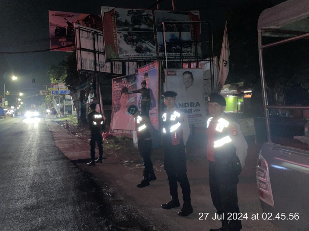 Sat Samapta Polres Pandeglang Gelar Strong Point Malam di Pertigaan Cigadung 3 WhatsApp Image 2024 07 27 at 06.32.29