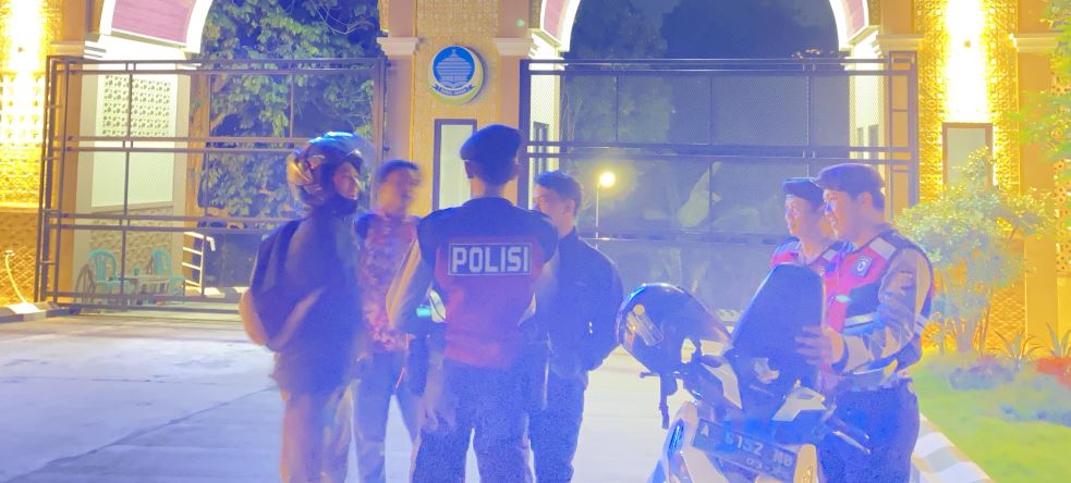 Sat Samapta Polres Pandeglang Laksanakan Patroli di Pondok Pesantren dan Sambangi Pengendara Motor yang Akan Berwisata ke Citorek 8 pm 2