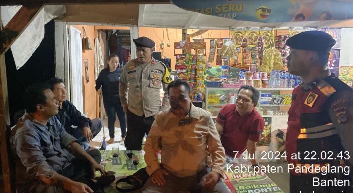 Sat Samapta Polres Pandeglang Sambangi Tukang Warung Kopi dan Berikan Himbauan Kamtibmas pada Kegiatan Patroli Dialogis 6 ss