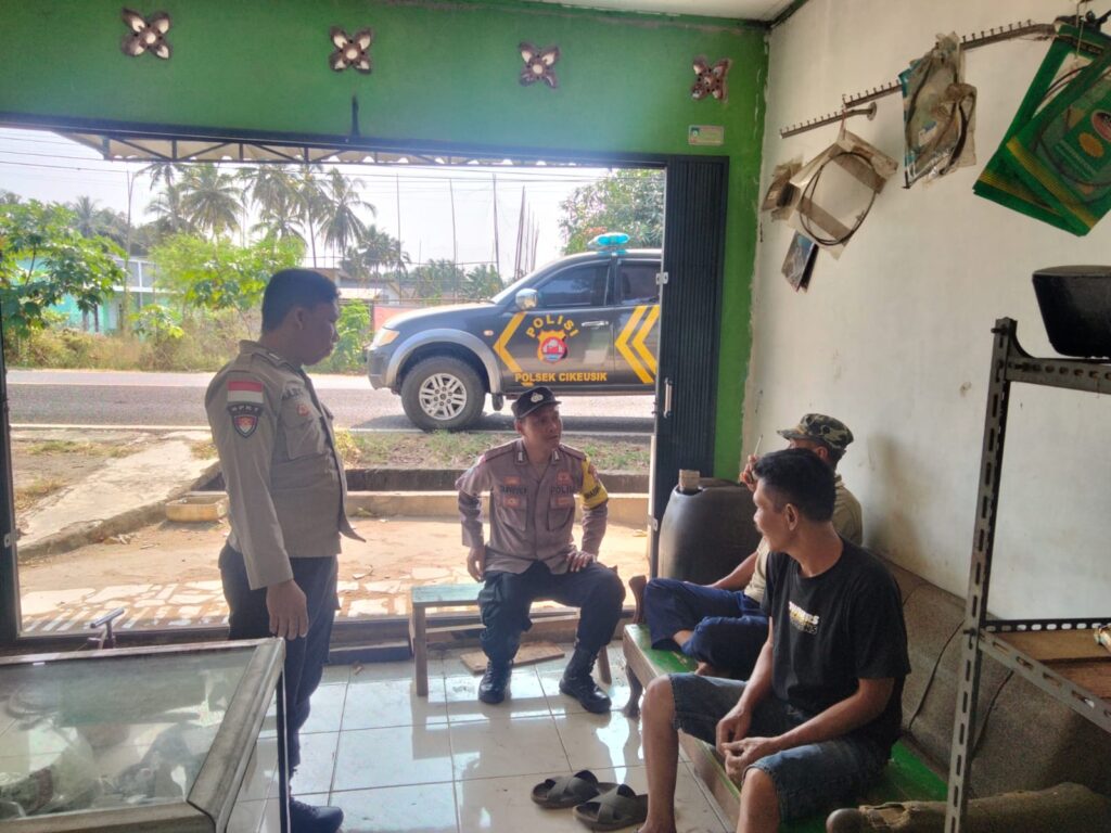 personil Polsek Cikeusik lakukan patroli dialogis di siang hari antisipasi gangguan Kamtibmas 5 IMG 20240731 WA0025