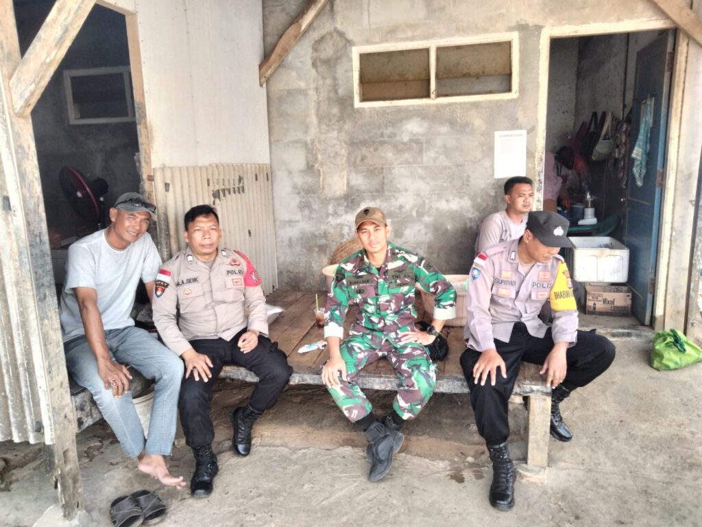 personil Polsek Cikeusik lakukan patroli dialogis di siang hari antisipasi gangguan Kamtibmas 4 IMG 20240731 WA0026