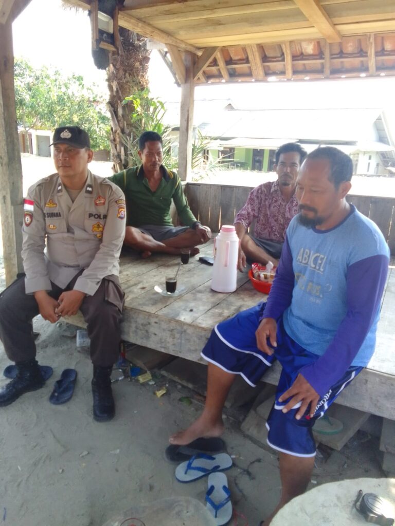 personil Polsek Cikeusik lakukan patroli dialogis di siang hari antisipasi gangguan Kamtibmas 4 IMG 20240808 WA0046 1