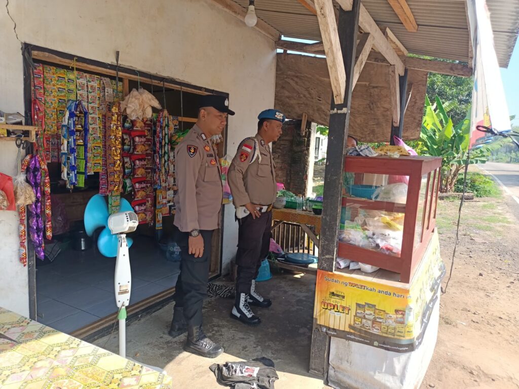 Personil Polsek Cikeusik lakukan patroli dialogis di siang hari antisipasi gangguan Kamtibmas 5 IMG 20240811 WA0001